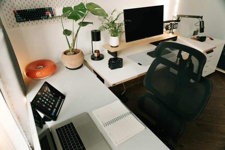 Consejos prácticos para un espacio de trabajo en casa cómodo y productivo